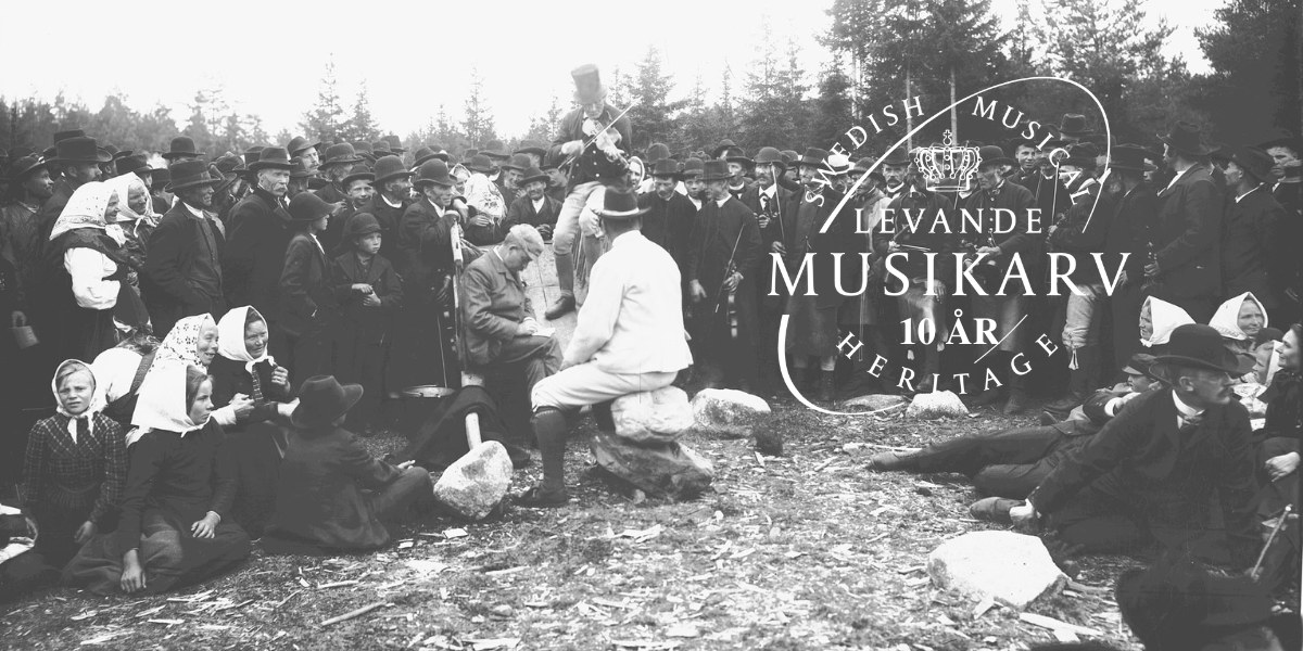 Foto av Zorns första spelmanstävling 1906 med texten "Levande Musikarv 10 År - Swedish Music Heritage"
